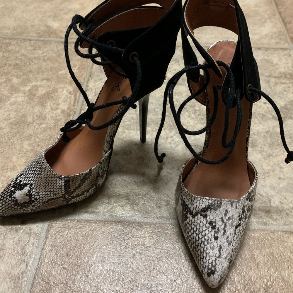 Snakeskin heel
